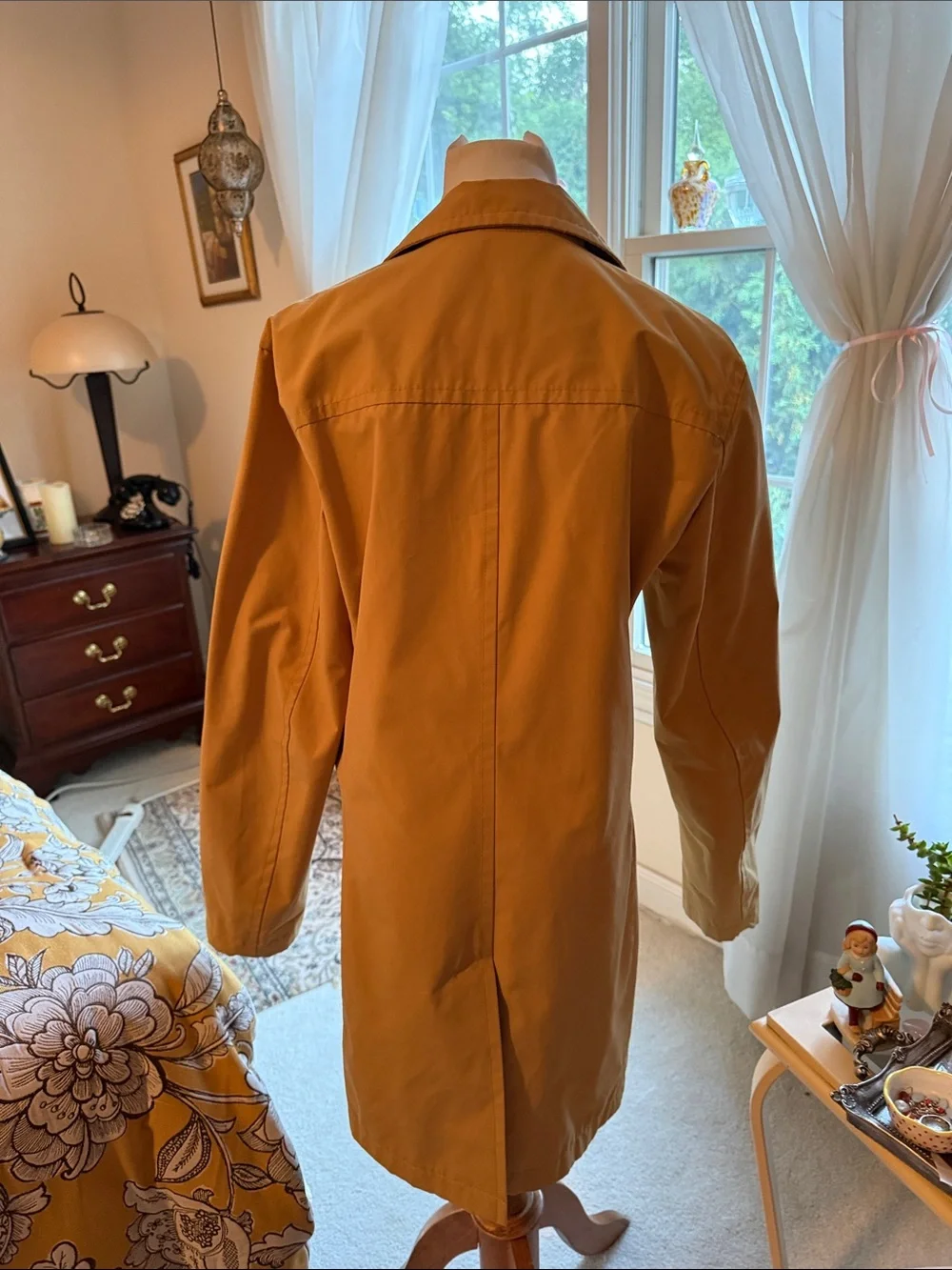 Banana Republic Khaki gold Trench Coat - Single-Breasted Dark buttons. Hook/eye